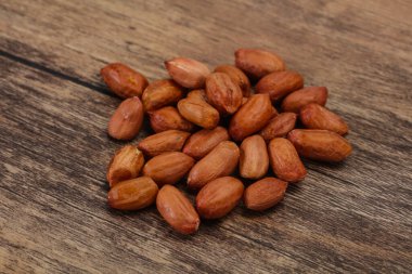 Çiğ fıstık yığını, rostoya hazır.