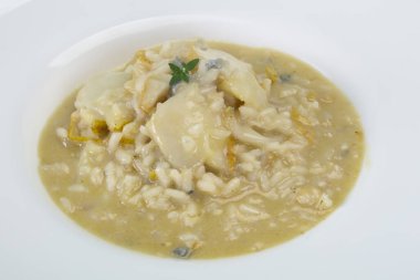 Armut ve gorgonzola peynirli risotto.