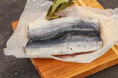 Güvertede deri ve baharatlı ringa filetosu.