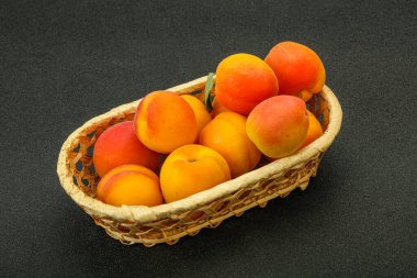 Taze, tatlı, birkaç kayısı meyvesi.