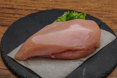 Pişirmek için çiğ tavuk göğsü.