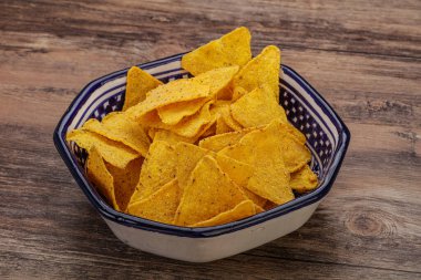 Meksika mısır cipsi üçgen yığını.