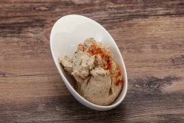 Kavanozda baharatlı ringa yağı var.