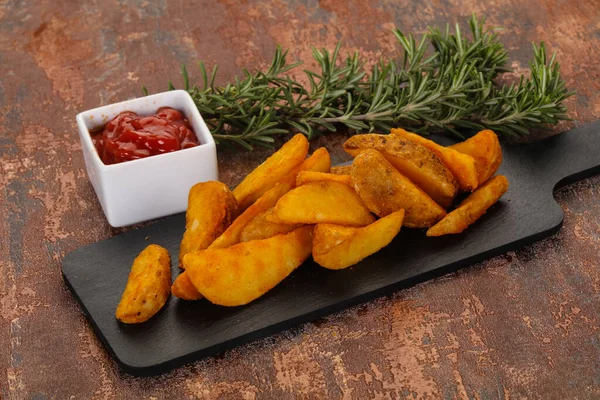 Biberiye ve soslu kızarmış patates dilimleri.