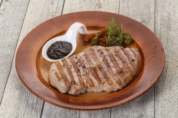 Grilovaný Vepřový Steak Paprikovou Omáčkou Podávaný Sušených Rajčat Tymiánu — Stock fotografie