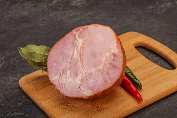 Ham Gesneden Het Bord Geserveerd Laurierbladeren — Stockfoto