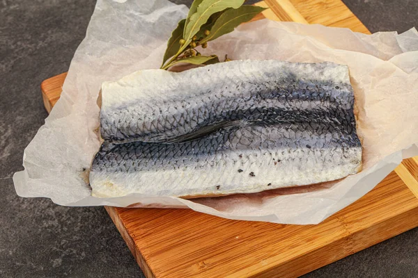 Güvertede deri ve baharatlı ringa filetosu.