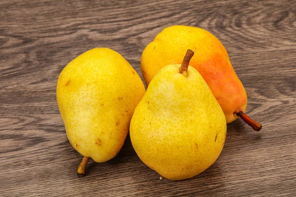 Frische Süße Gelbe Birne Über Dem Hintergrund — Stockfoto