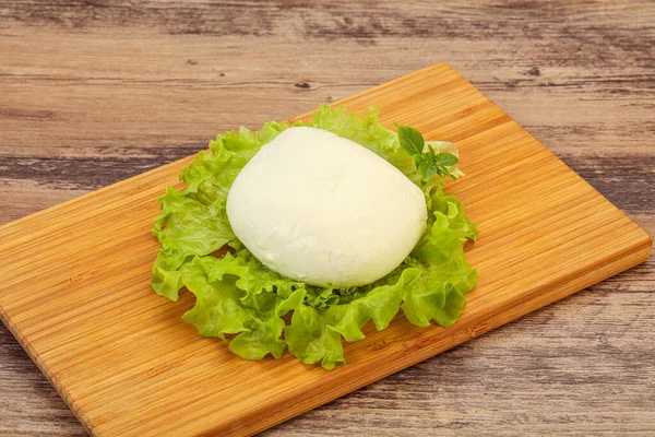 Bola Queijo Mozzarella Italiana Sobre Bordo — Fotografia de Stock