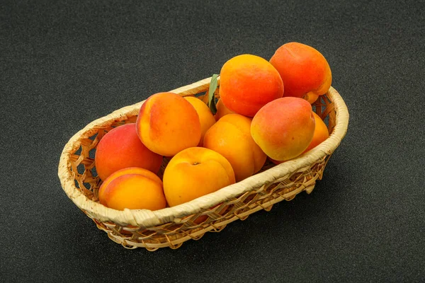 Taze, tatlı, birkaç kayısı meyvesi.