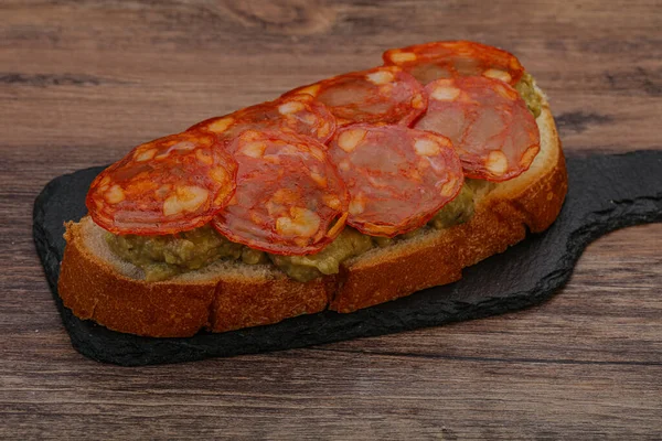 Smörgås Med Chorizo Korv Och Avokado Mousse — Stockfoto