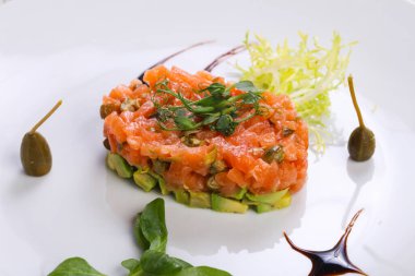 Kapari ve Balzamico tartar somon ve avokado ile servis