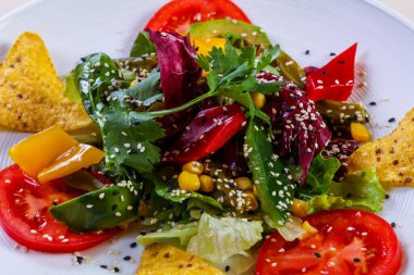 Avokado ve mısırlı sebze salatası