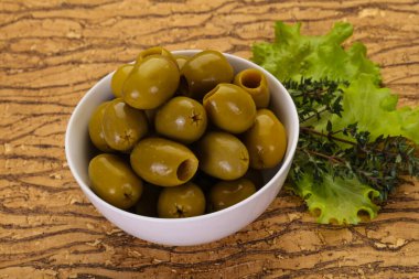 Kavanozda büyük yeşil zeytin