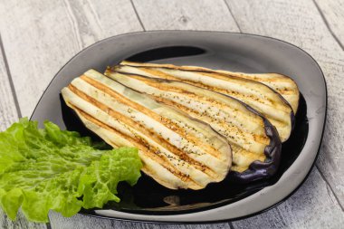 Kavanozda kızarmış patlıcan.