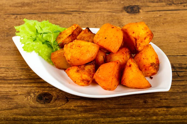 Otlu fırında patates.