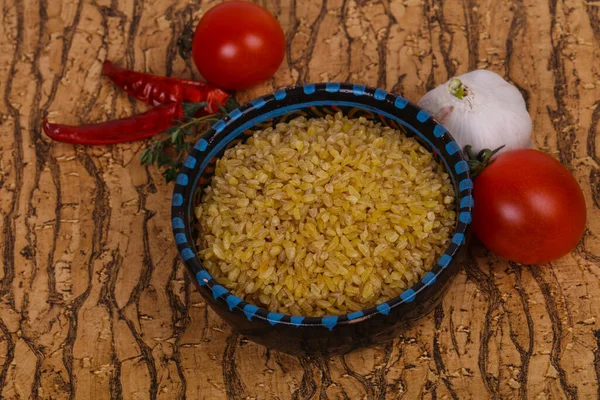 Roher Goldener Bulgur Der Schüssel Mit Tomaten Und Knoblauch — Stockfoto