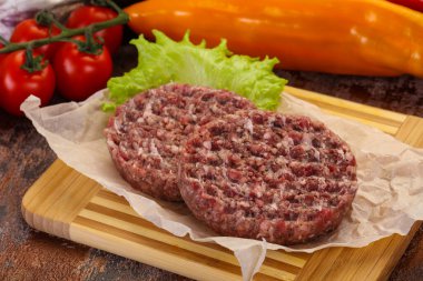 Çiğ burger pirzolası ızgara için hazır.