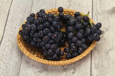 Taze taze tatlı kırmızı üzüm dalında