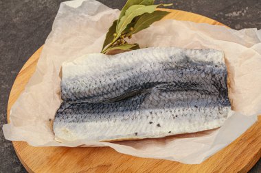 Güvertede deri ve baharatlı ringa filetosu.