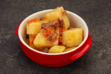 Soslu ve sebzeli kızarmış patates ve biftek.