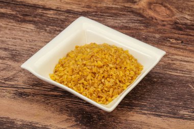 Vejetaryen mutfağı. Kasede pişirmek için kuru bulgur.