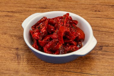 Zeytinyağı ve bitkilerle kurutulmuş domates.