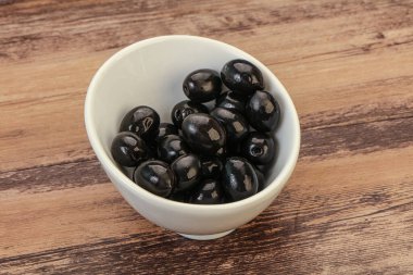 Kasede marine edilmiş siyah zeytin.