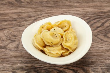 Et ve baharatlı Rus geleneksel hamur tatlısı.