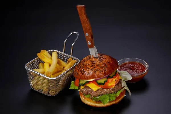 Hambúrguer Saboroso Suculento Quente Servido Batata Frita — Fotografia de Stock