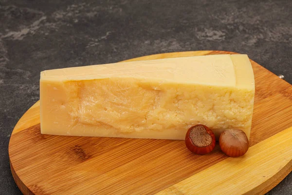 味浓郁的意大利乳酪 有火腿坚果和木屑 — 图库照片