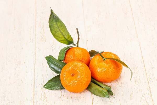 Mandarina Sabrosa Dulce Madura Con Hojas Verdes — Foto de Stock