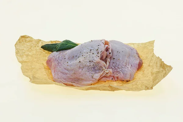 Nyers Csirke Csípő Fűszerekkel Elszigetelt Fehér Alapon — Stock Fotó