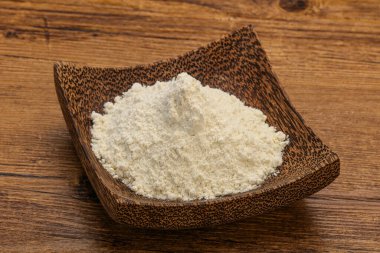 Buğday unu kasede yemek pişirmek için.