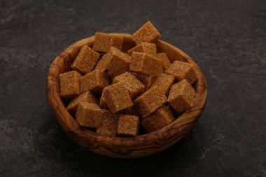 Kahverengi baston şeker yavruları kasede