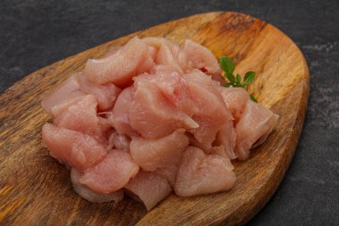 Pişirmek için çiğ tavuk göğsü.