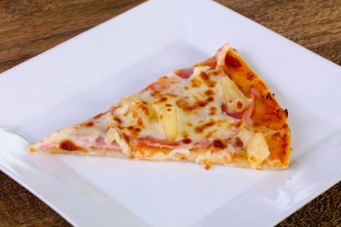 Jambonlu ve peynirli pizza