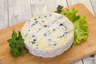Salata ve fesleğenli yuvarlak mavi peynir.