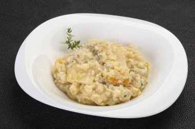 Armut ve gorgonzola peynirli risotto.