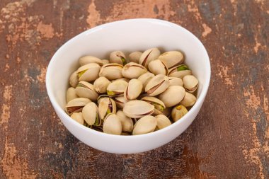 Fıstık ezmesi kabın içinde.