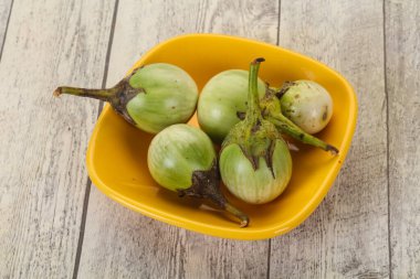 Asyalı küçük yeşil patlıcan - pişirmeye hazır