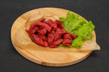 Çiğ et dilimlenmiş, pişirmeye hazır.