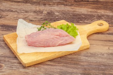 Pişirmek için çiğ hindi göğsü biftek.