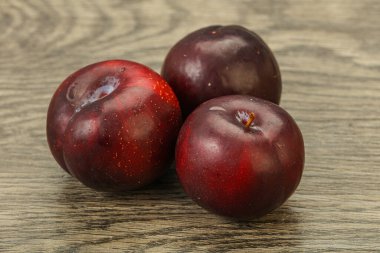 Olgun tatlı erik meyvesi yığını