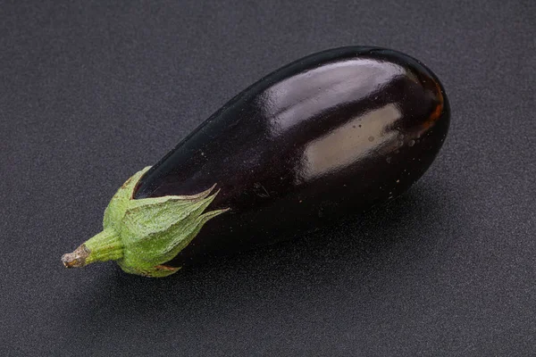 Aubergine Fraîche Mûre Noire Sur Fond — Photo