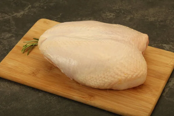 Çiğ Tavuk Göğsü Derisi Biberiye — Stok fotoğraf