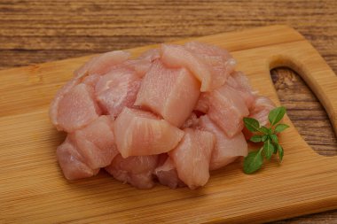 Pişirmek için çiğ tavuk göğsü.