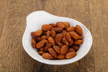 Kavanozda badem ezmesi