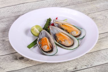 Limonlu ve yeşil biberli yarım midye.