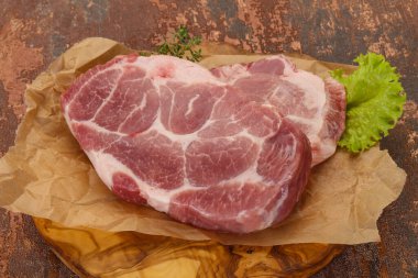 Tahta üzerinde çiğ domuz eti pişmeye hazır.